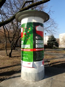 2019_Warszawa_Plac_na_Rozdrożu,_słup_ogłoszeniowy,_3