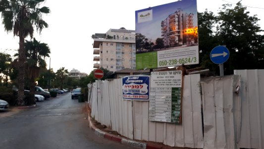 20181013_Construction_site_in_HaCongress_Boulvard,_Ramat_Gan_October_2018