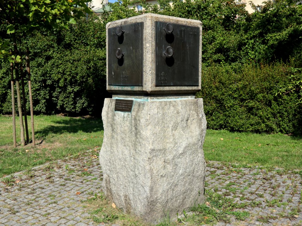 2019_Warszawa_Park_Świętokrzyski,_zegar_słoneczny