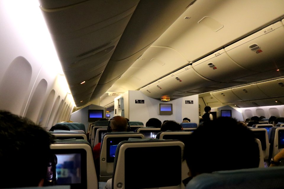 2019-07-20_Economy_class_cabin,_Philippine_Airlines_Boeing_777-300ER_RP-C7778,_PR116_MNL-YVR_0885