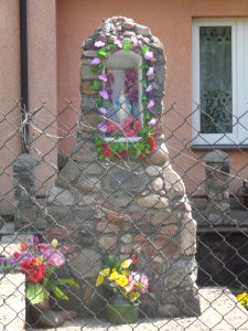 2019_Sanniki,_Wólczyńska,_kapliczka
