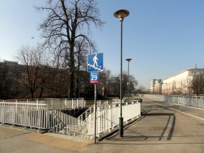 2019_Warszawa_Plac_na_Rozdrożu,_zejście_pod_ziemię