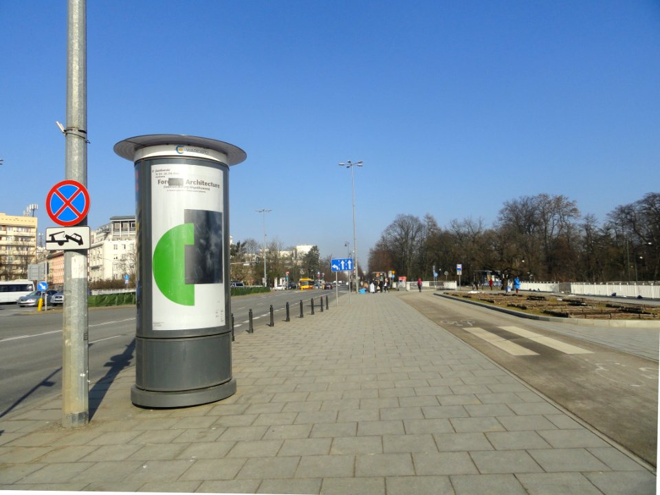 2019_Warszawa_Plac_na_Rozdrożu,_słup_ogłoszeniowy,_1