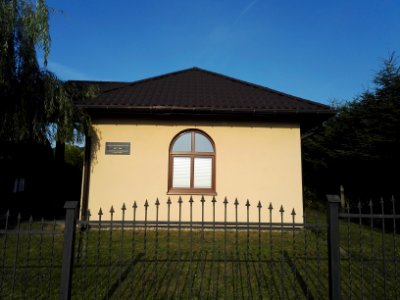 2019_Godziszow_cemetery_2014_house