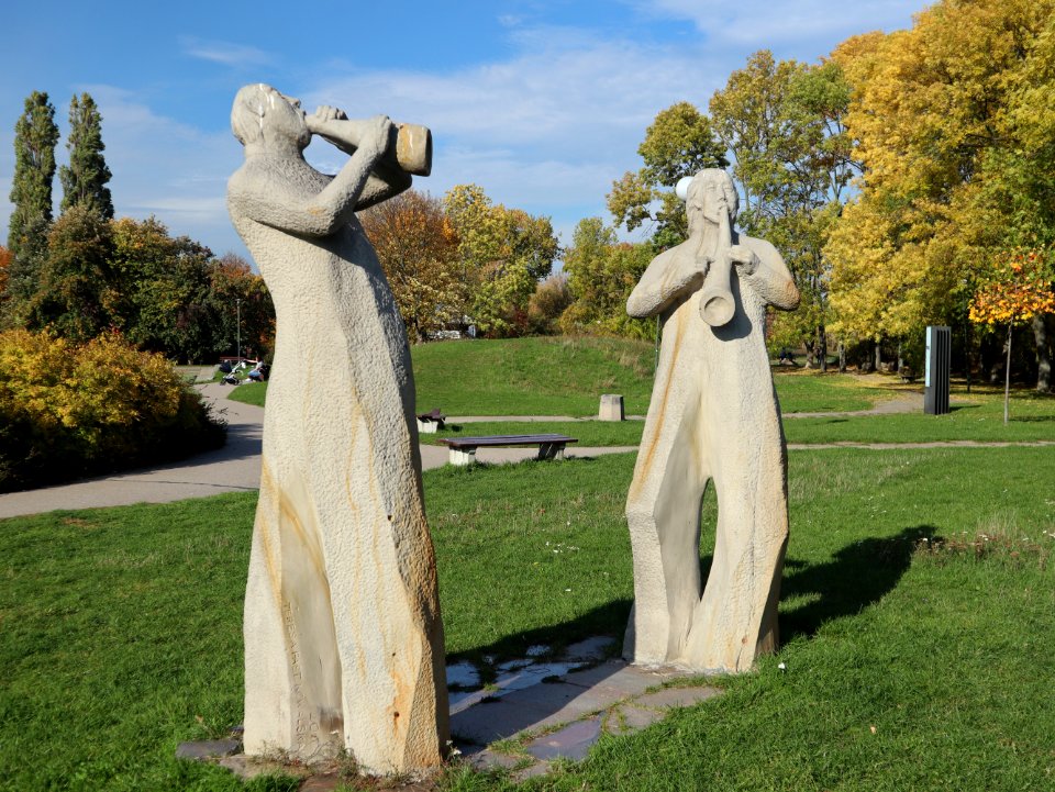 2019_Warszawa_Pole_Mokotowskie,_rzeźba_„Trębacze"