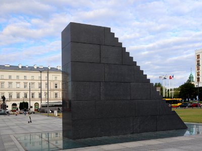 2019_Warszawa_pomnik_Smoleński,_2