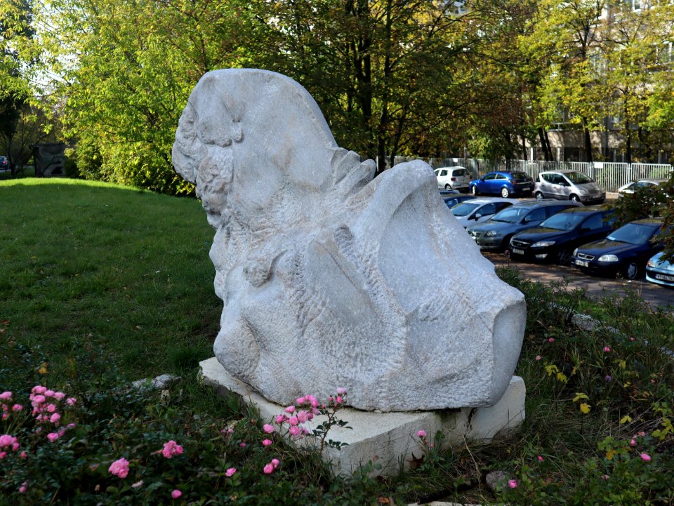 2019_Warszawa_Osiedle_Ostrobramska,_rzeźba_„Płomień”,_Stanisław_Michalik,_1