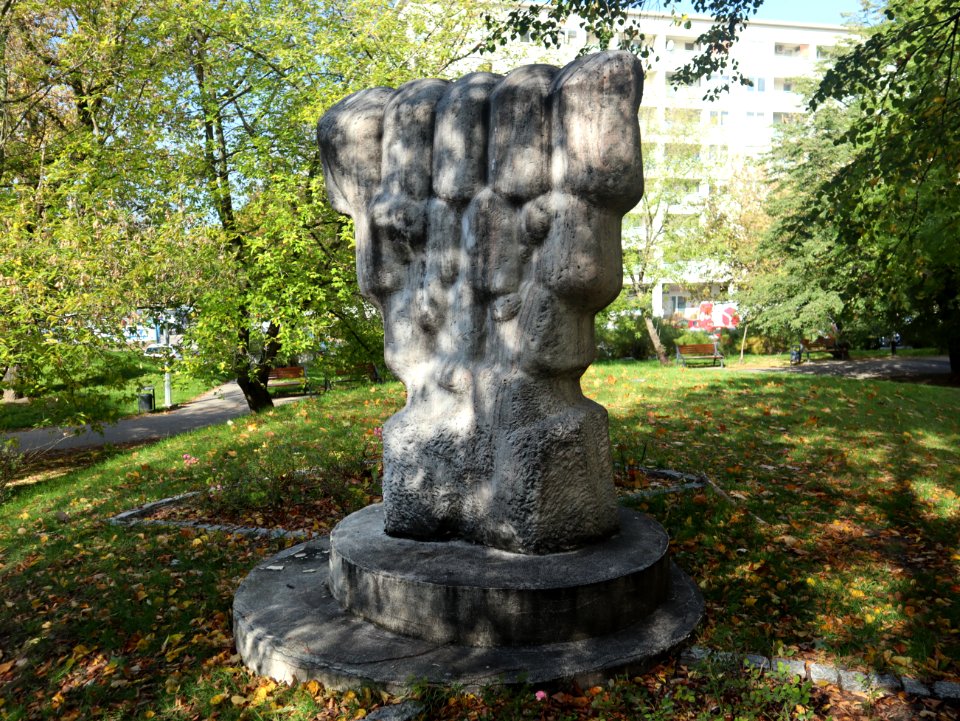 2019_Warszawa_Osiedle_Ostrobramska,_rzeźba_bez_tytułu,_Jerzy_Teper
