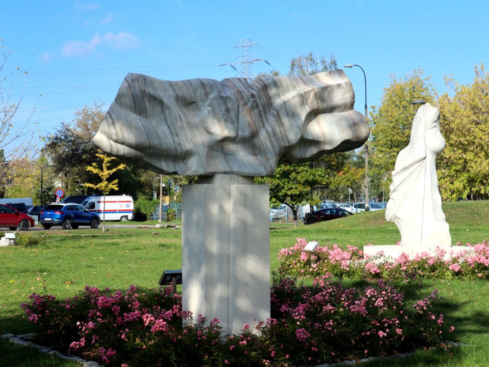 2019_Warszawa_Osiedle_Ostrobramska,_rzeźba_„Wzlot”,_Czesław_Kozanowski,_1