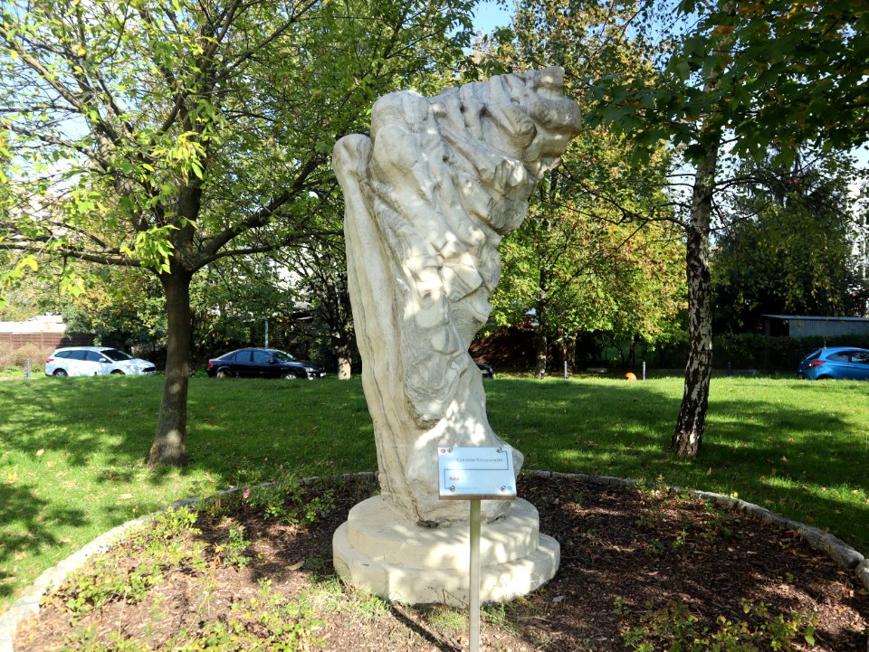 2019_Warszawa_Osiedle_Ostrobramska,_rzeźba_„Nike”,_Czesław_Kozanowski