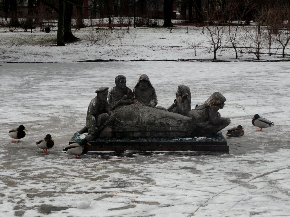 2019_Warszawa_Ogród_Krasińskich,_rzeźba_na_stawie,_1