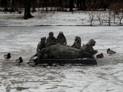 2019_Warszawa_Ogród_Krasińskich,_rzeźba_na_stawie,_1