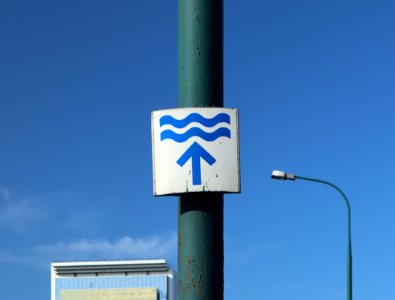 2019_Warszawa_Ostrobramska,_tabliczka_MSI_Wisła_prostopadle,_coraz_bliżej