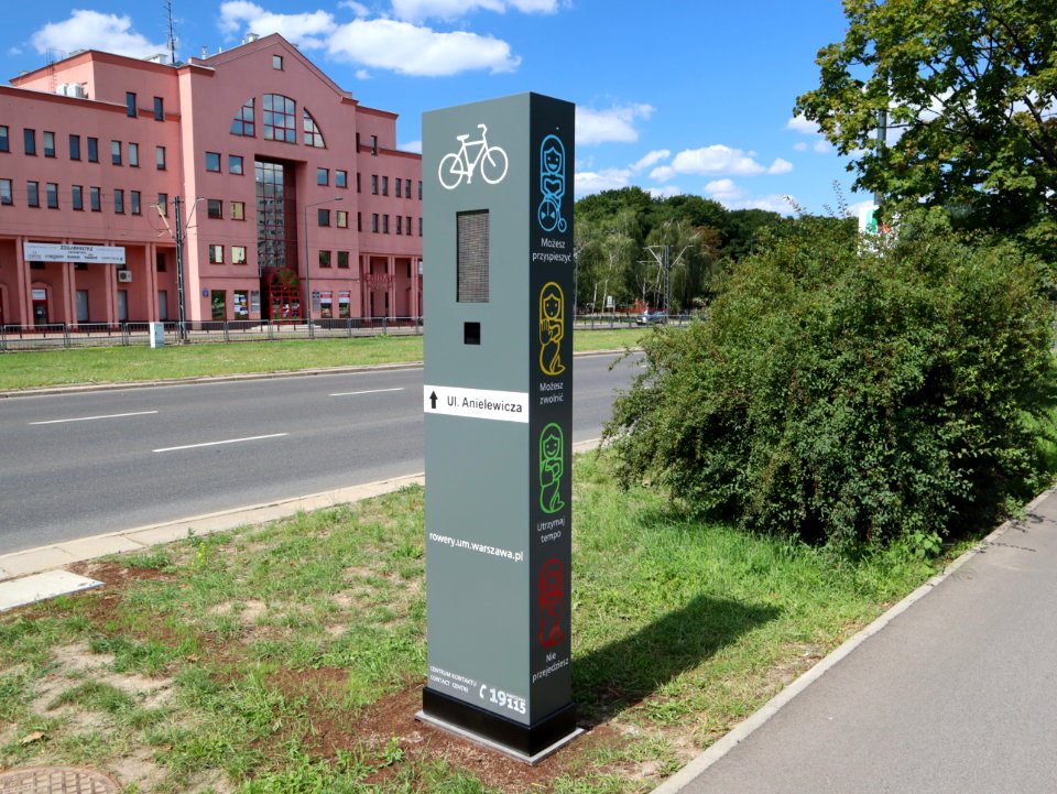 2019_Warszawa_totem_rowerowy,_1