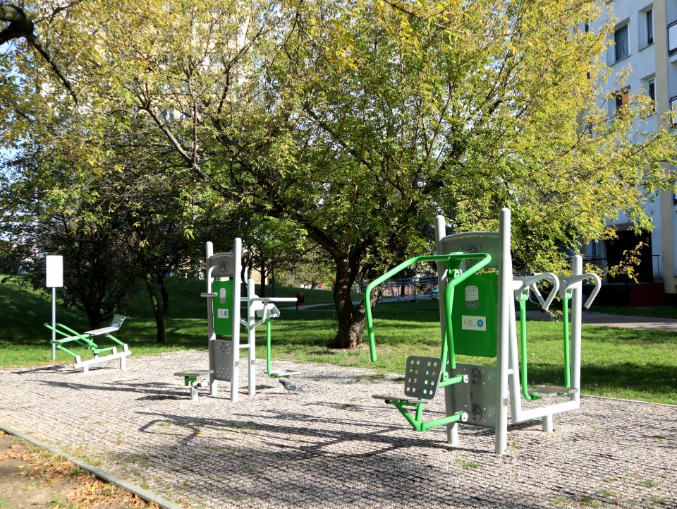 2019_Warszawa_Osiedle_Ostrobramska,_siłownia_plenerowa
