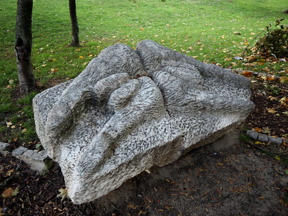 2019_Warszawa_Osiedle_Ostrobramska,_rzeźba_„Dłonie”,_Igor_Szum,_2