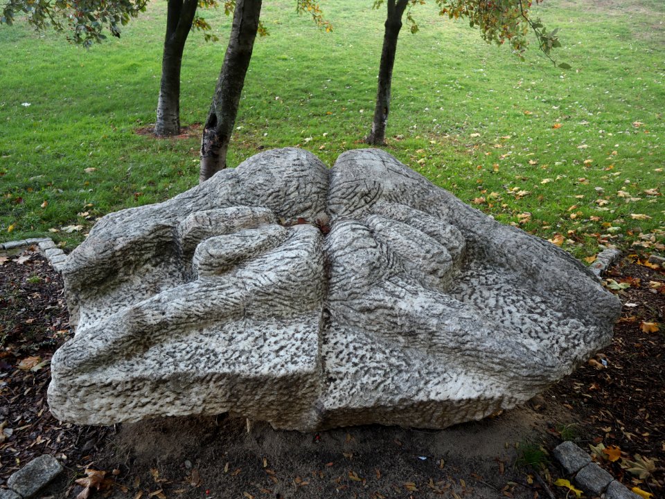 2019_Warszawa_Osiedle_Ostrobramska,_rzeźba_„Dłonie”,_Igor_Szum,_1