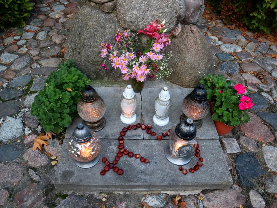 2019_Warszawa_Popiełuszki,_figurka_Maryi,_3