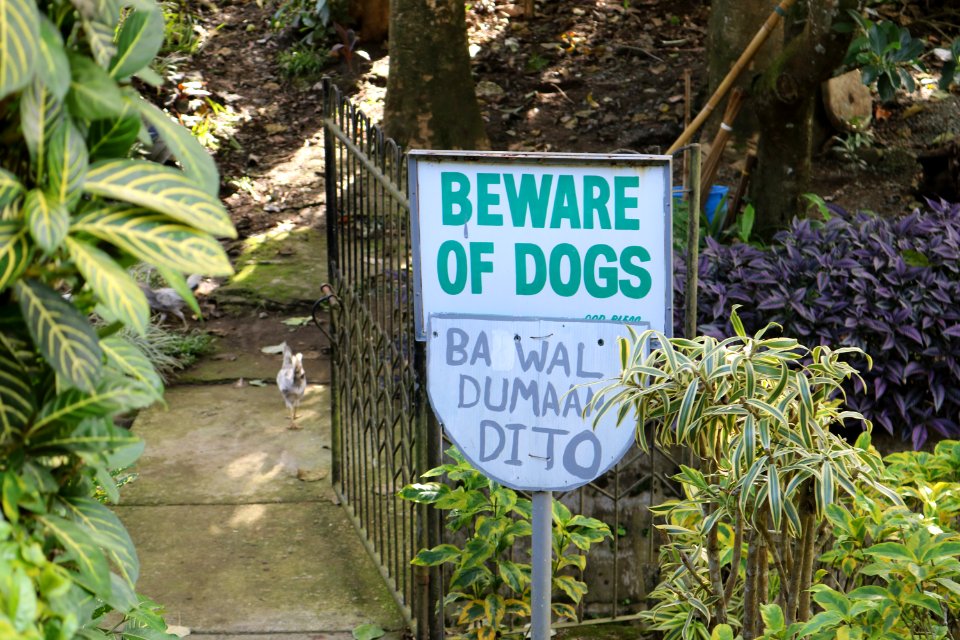2019-07-03_Beware_of_dog_and_Tagalog-language_no_entry_sign_Pink_Sisters_Convent_Tagaytay_0312