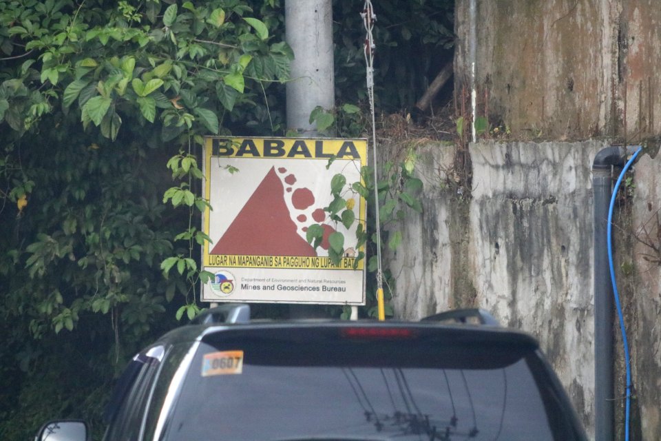 2019-07-08_Tagalog_landslide_and_rockslide-prone_sign_Limbon_Indang_Cavite_0671