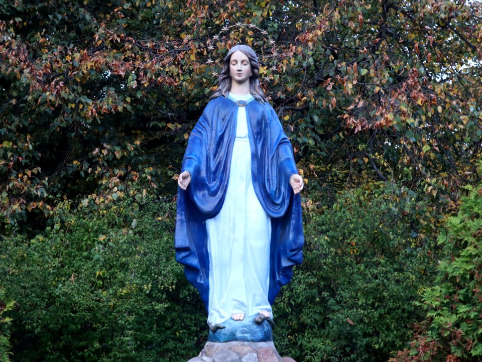 2019_Warszawa_Popiełuszki,_figurka_Maryi,_2