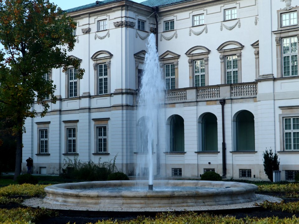 2019_Warszawa_Ogród_Krasińskich,_fontanna,_1