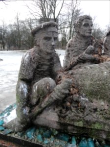2019_Warszawa_Ogród_Krasińskich,_rzeźba_na_stawie,_3