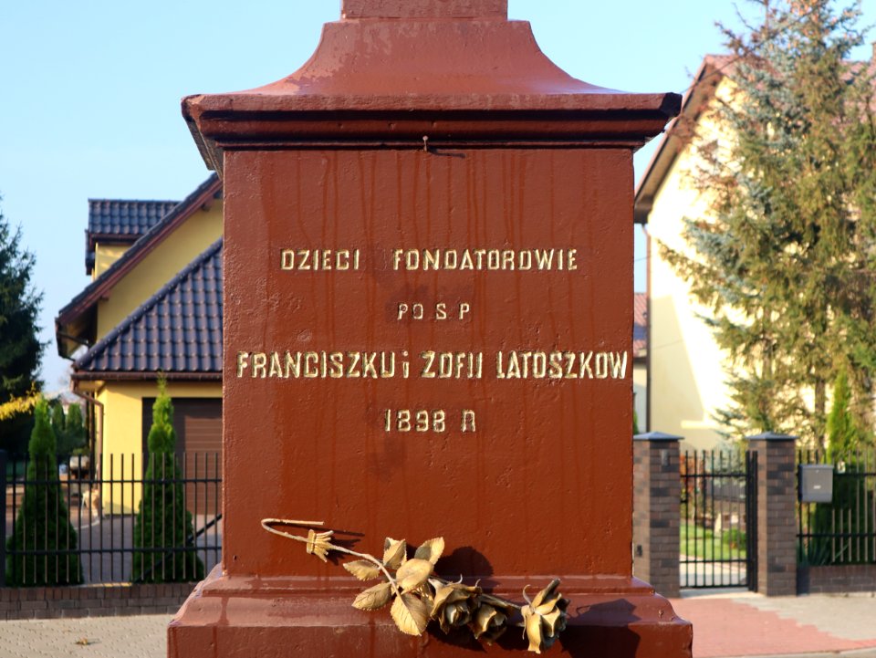 2019_Warszawa_Przyczółkowa-Czekoladowa,_krzyż,_inskrypcja