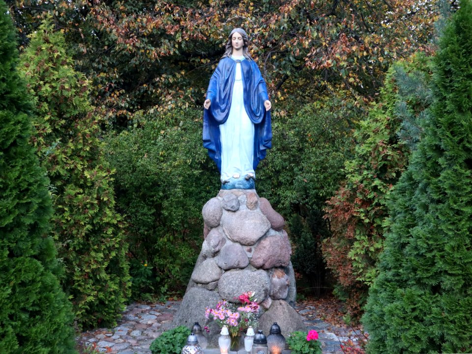 2019_Warszawa_Popiełuszki,_figurka_Maryi,_1