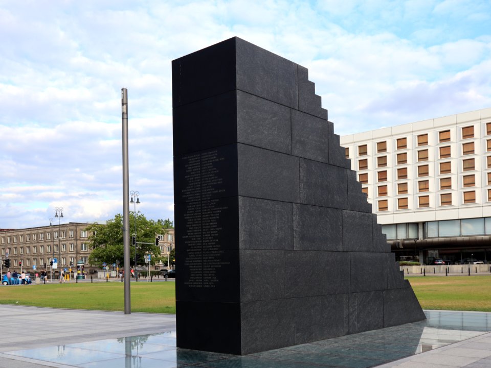 2019_Warszawa_pomnik_Smoleński,_1