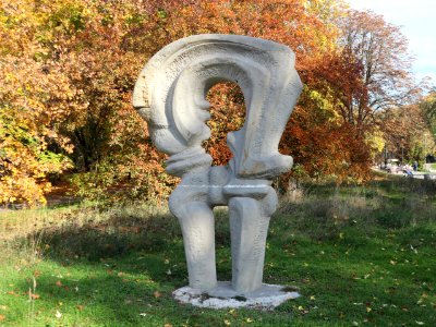 2019_Warszawa_Pole_Mokotowskie,_rzeźba_„Symbioza"