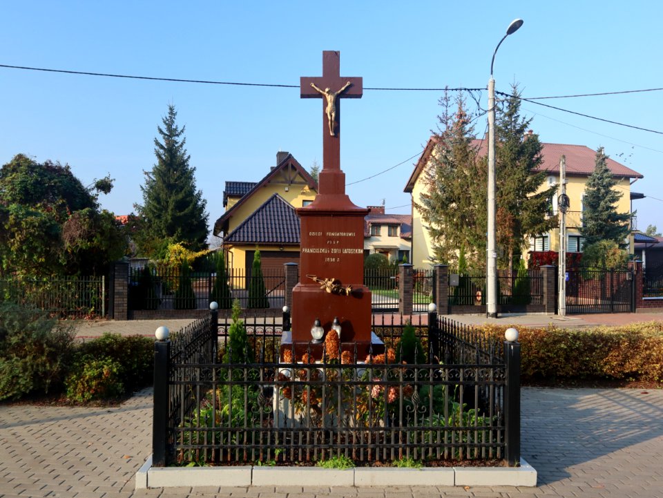 2019_Warszawa_Przyczółkowa-Czekoladowa,_krzyż