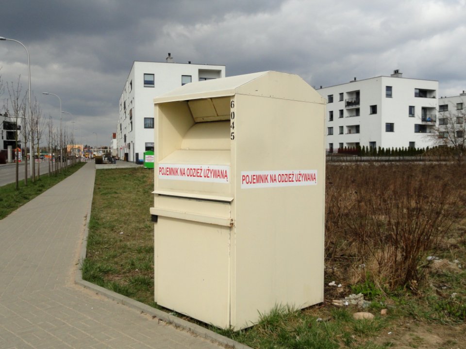 2019_Warszawa_osiedle_Wilno,_odzież_używana
