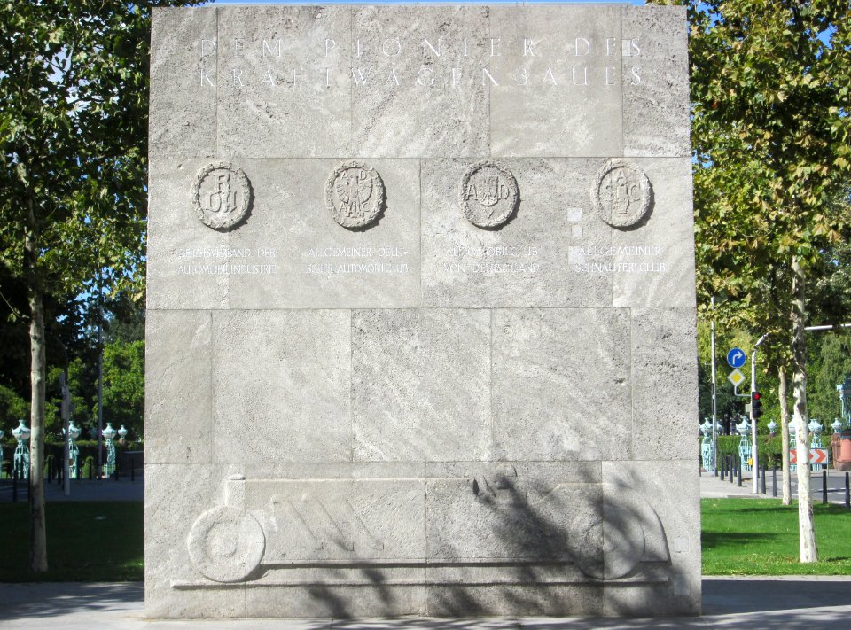 20180925Carl_Benz-Denkmal1