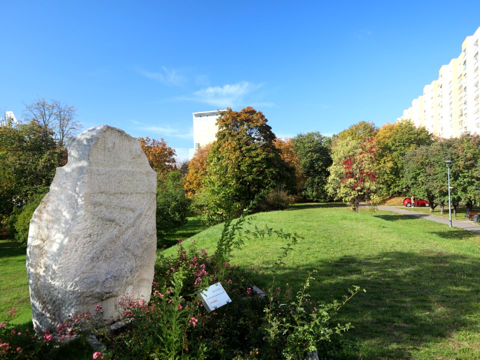 2019_Warszawa_Osiedle_Ostrobramska,_rzeźba_bez_tytułu,_Mark_Sarełło,_2
