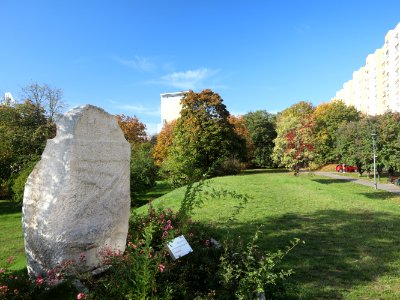 2019_Warszawa_Osiedle_Ostrobramska,_rzeźba_bez_tytułu,_Mark_Sarełło,_2