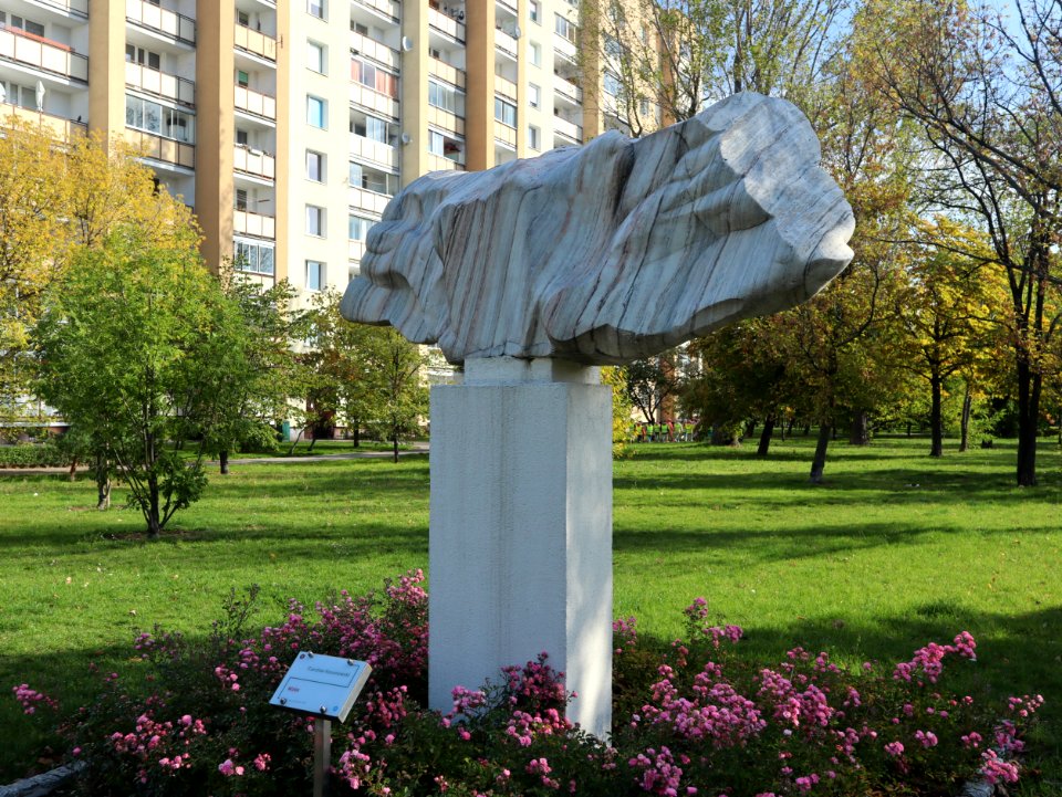 2019_Warszawa_Osiedle_Ostrobramska,_rzeźba_„Wzlot”,_Czesław_Kozanowski,_2
