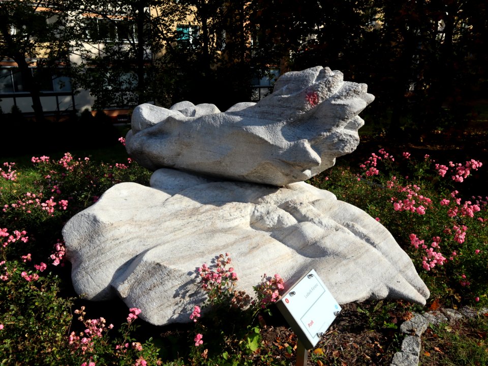2019_Warszawa_Osiedle_Ostrobramska,_rzeźba_„Ptak”,_Ludwik_Ferenz,_2