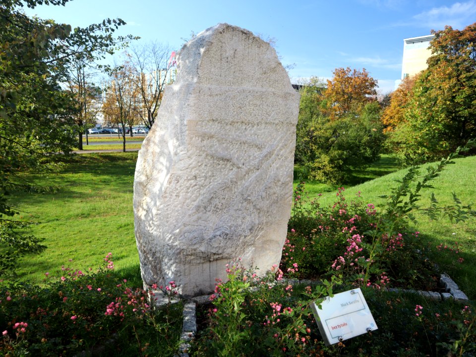 2019_Warszawa_Osiedle_Ostrobramska,_rzeźba_bez_tytułu,_Marek_Sarełło,_1