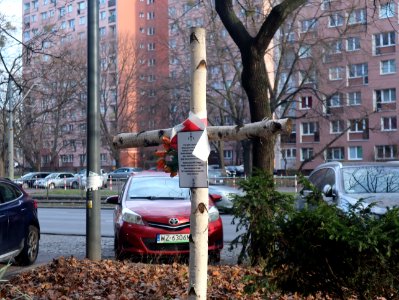 2019_Warszawa_Okopowa-Leszno,_krzyż_pamiątkowy