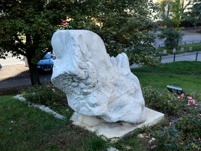 2019_Warszawa_Osiedle_Ostrobramska,_rzeźba_„Płomień”,_Stanisław_Michalik,_2