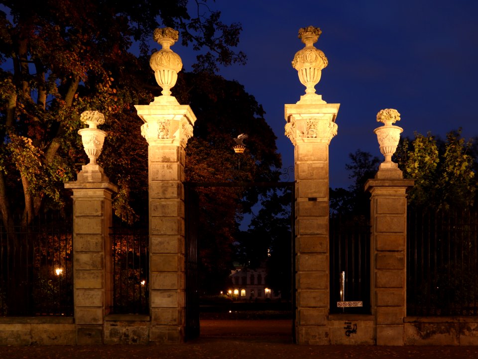 2019_Warszawa_Ogród_Krasińskich,_brama_główna,_2
