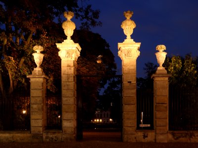2019_Warszawa_Ogród_Krasińskich,_brama_główna,_2