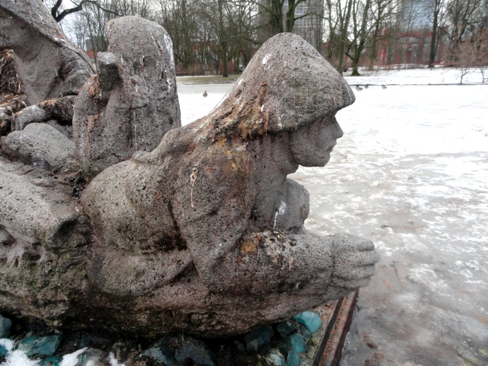 2019_Warszawa_Ogród_Krasińskich,_rzeźba_na_stawie,_5