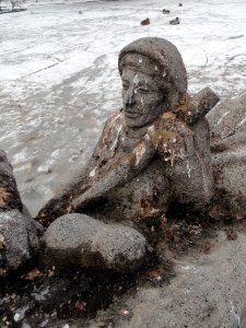 2019_Warszawa_Ogród_Krasińskich,_rzeźba_na_stawie,_4