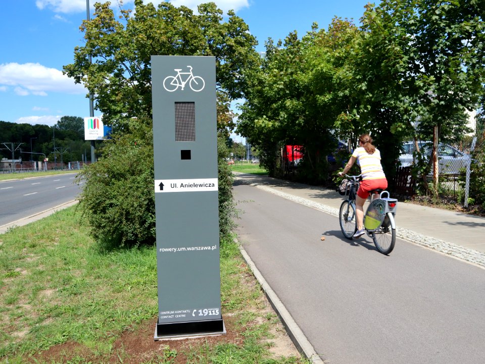 2019_Warszawa_totem_rowerowy,_2