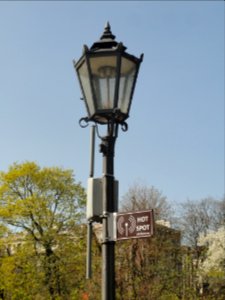 2019_Warszawa_Ogród_Krasińskich,_latarnia_z_hotspotem,_2