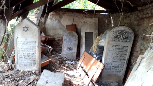 20171004_135626_Old_Jewish_Cemetery_in_Bacău_2017