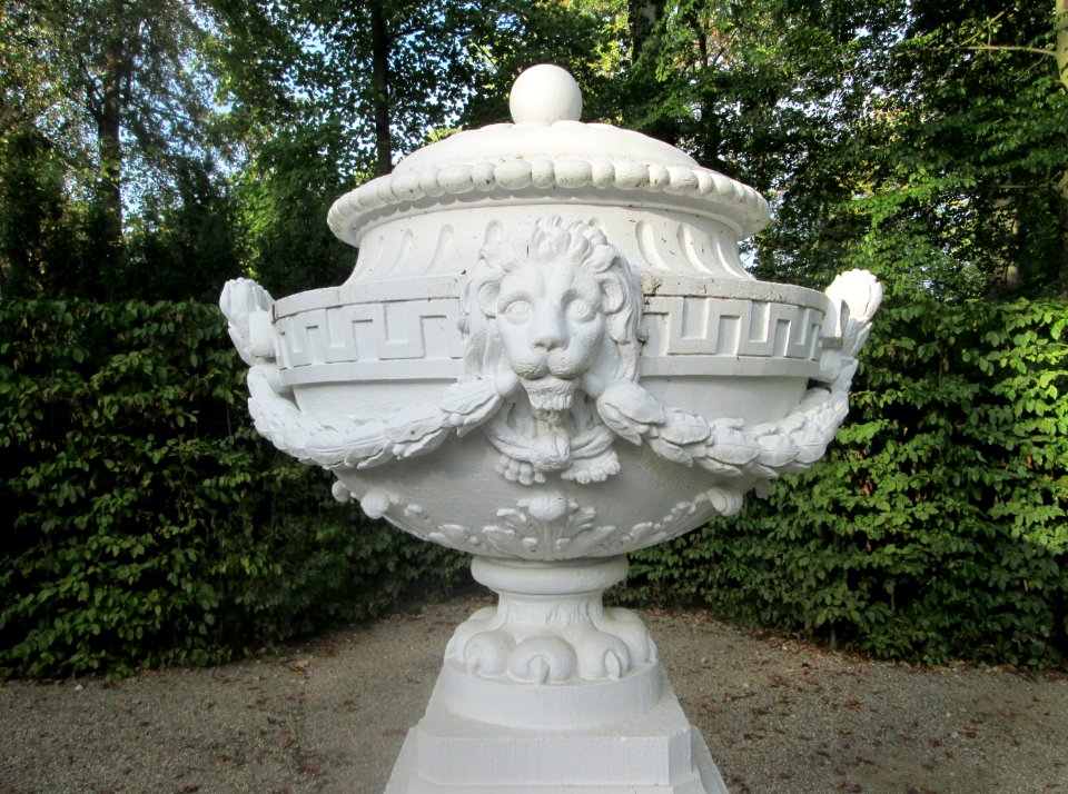 20180918Vase_Bosketten_Schwetzingen