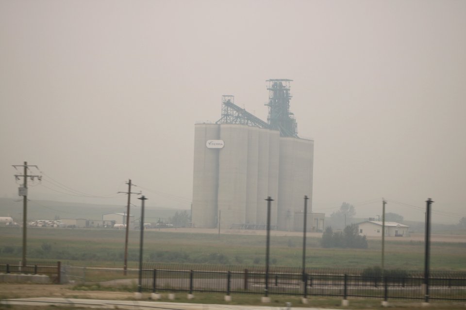2018-08-18_Grain_elevator_along_Queen_Elizabeth_II_Highway_0392